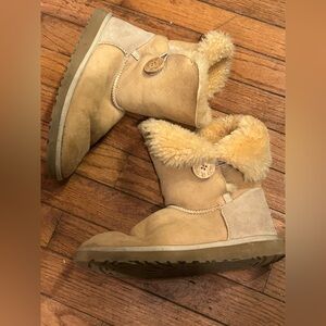 UGG Women's Bailey Button II Boot size 7 Tan Shearling Lined Boots